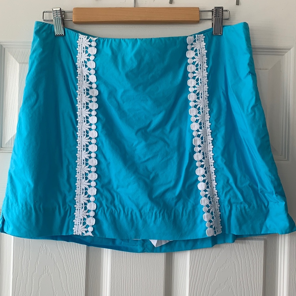 Lilly Pulitzer turquoise with white lace detail skorts size 10